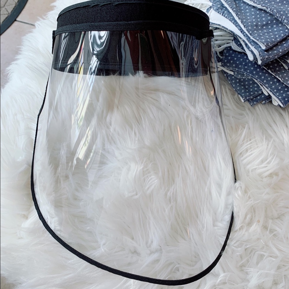 Face shield -adjustable strap